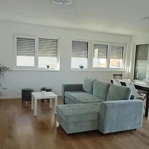 Neubau Mit Terasse, Privater Eingang,parkplatz,kueche Apartment